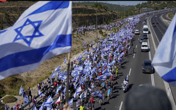 Hàng trăm nghìn người Israel biểu tình, Thủ tướng Netanyahu bất ngờ phải phẫu thuật tim