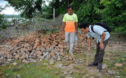 Tháp Champa cổ ở Gia Lai khi khai quật phát lộ nền móng đồ sộ, gạch Chăm nằm xếp lớp dưới một dòng sông