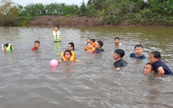 Trẻ em Cà Mau thỏa sức tập bơi ở các "hồ bơi vô cực" là các vuông tôm, em nào cũng khoái