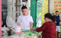 Du khách thích thú trải nghiệm dịch vụ không tiền mặt tại phố du lịch Đà Nẵng