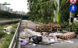 Video: Đường đi bộ ven sông Tô Lịch ngập ngụa trong rác thải, xuống cấp lãng phí gây bức xúc cho người dân
