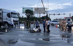 Xe tải cuốn xe máy vào gầm trước cổng KCN Mỹ Phước 3, 2 người tử vong