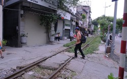 Hà Nội: Nguy hiểm rình rập từ đường dân sinh tự phát cắt ngang đường sắt