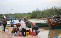 Lội sông ra biển gặp làng chài ở Bình Thuận, thấy bán hải sản tươi rói, trẻ con mê ăn chem chép xào tỏi