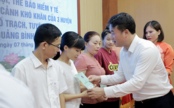 BHXH Việt Nam trao 150 sổ BHXH, 540 thẻ BHYT đến người dân khó khăn tại 3 huyện ở Quảng Bình