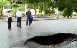 Xuất hiện "hố tử thần" sâu hơn 2m ở Quảng Ninh, 3 hộ dân di dời khẩn cấp
