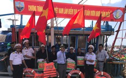 Vùng 4 Hải quân tổ chức phát thuốc miễn phí; tặng 1000 lá cờ Tổ quốc cho ngư dân Bình Thuận