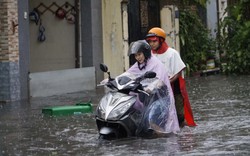 Mưa lớn nhiều giờ, xe chết máy la liệt, cửa nhà phải dùng tấm chắn ngăn nước tại “rốn ngập” TP.Thủ Đức 