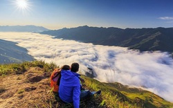 Ở Hòa Bình, thung lũng Lũng Vân có 3 ngọn núi sớm tối mây phủ như xứ thần tiên, nhiều người kéo lên xem