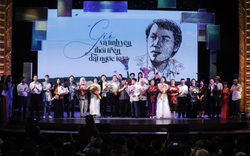 Hình ảnh đêm diễn chương trình thơ-nhạc-kịch "Gió và tình yêu thổi trên đất nước tôi"
