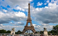 Du khách nhảy từ đỉnh Tháp Eiffel xuống đất
