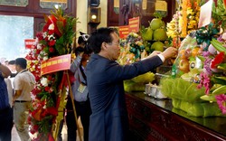 Chủ tịch nước Võ Văn Thưởng viếng, dâng hương tại đền thờ Chủ tịch Tôn Đức Thắng