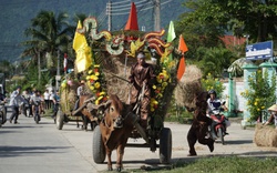 Lần đầu tiên ở Khánh Hòa, những chiếc xe bò được trang trí cầu kỳ, tranh tài trên đường đua