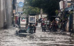Clip: Bão Khanun khiến hàng trăm chuyến bay bị hủy ở Nhật Bản, lũ lụt tại Philippines ngày càng trầm trọng