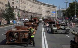 Hàng dài xe tăng Nga bị đốt cháy trơ khung xuất hiện ở trung tâm thủ đô Kiev
