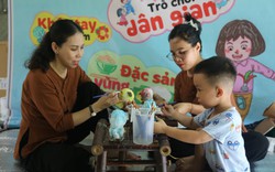 Người phụ nữ vẽ những sắc hoa cho hành trình yêu thương