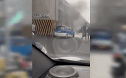Clip NÓNG 24h: Kích điện ắc quy, xe ô tô bất ngờ bốc cháy dữ dội tại Hà Nội
