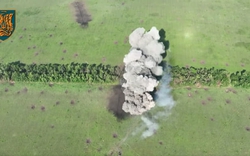 Ukraine khoe cảnh nổ tung các bãi mìn và 'bóp nghẹt' quân Nga ngoạn mục
