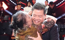 Mẹ vợ ca sĩ Đăng Dương bất ngờ lao lên sân khấu ôm hôn con rể vì quá phấn khích 