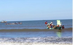 Xem làng ngư dân 380 tuổi ở Quảng Bình cưỡi thuyền, đạp sóng luyện tập hẹn ngày "giao tranh" tại Hội đua thuyền 2/9