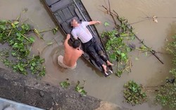 Ô tô lao xuống sông Đồng Nai, tài xế được người dân cứu sống