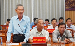 Ông Lê Quốc Phong, Bí thư Tỉnh ủy Đồng Tháp gặp gỡ, trao đổi với nông dân tỉnh