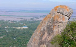 Vùng núi nổi tiếng ở An Giang chồng chất hòn đá, tảng đá hình thù kỳ dị, nhiều người leo lên xem