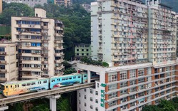 Đường sắt trên cao chạy xuyên chung cư 19 tầng, du khách vây kín chụp ảnh ở Trung Quốc