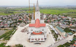 Nhà thờ giáo xứ Lãng Vân ở Ninh Bình kiến trúc hoành tráng, được xem là lớn nhất Việt Nam