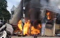 Hỏa hoạn khiến 3 nhà dân bị thiêu rụi, 1 cảnh sát bị ngạt khói phải cấp cứu