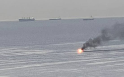 Clip: Thành phố cảng Nga bất ngờ bị xuồng hải quân không người lái tấn công