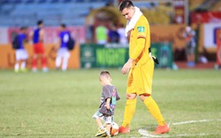 Filip Nguyễn thư giãn cùng con trai sau chiến thắng của CLB CAHN