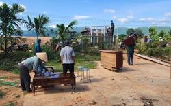 Ngày nghỉ, cán bộ tại Bình Định đến tận nhà giúp dân khuân vác đồ đạc… đến khu tái định cư 