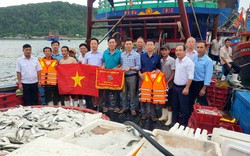 Cập bến với thuyền đầy ắp cá, ngư dân một phường của Nghệ An kiếm hàng trăm triệu còn được tặng cờ thi đua, quà