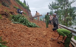Hà Giang: Sạt lở đất đá gây ách tắc giao thông tại đèo Mã Pì Lèng