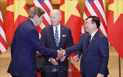 Chủ tịch Quốc hội Vương Đình Huệ và Tổng thống Joe Biden chứng kiến trao tặng kỷ vật chiến tranh