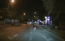Clip NÓNG 24h: Em bé ngủ gật rơi trước đầu ô tô tại Vĩnh Phúc khiến người chứng kiến thót tim