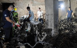 Xe máy cháy rụi, trơ khung tại vụ cháy chung cư mini khiến nhiều người tử vong