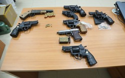 Bình Dương: Bắt 3 thanh niên tàng trữ 8 khẩu súng, 41 viên đạn cùng nhiều thiết bị chế tạo súng