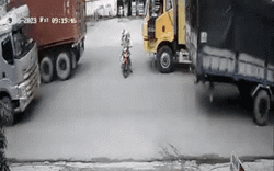 Clip NÓNG 24h: Cố lách vào điểm mù xe container, 2 người đi xe máy suýt mất mạng