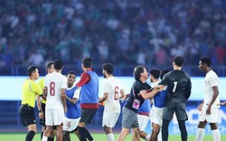 Thua tranh cãi trước Olympic Trung Quốc, cầu thủ Olympic Qatar "quây" trọng tài