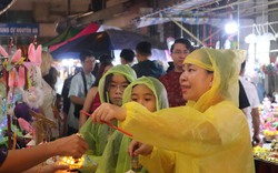 Bất chấp mưa lớn, người Sài Gòn vẫn che dù, mặc áo mưa đi chơi Trung thu