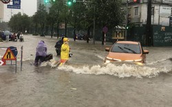 Đường phố Hà Nội thành sông sau mưa, xe điện lại ghi điểm cộng