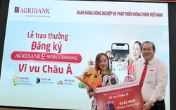 Một khách hàng của Agribank Chi nhánh Cần Thơ II trúng thưởng điện thoại iPhone 14 Pro Max