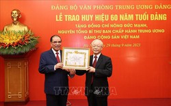 Tổng Bí thư Nguyễn Phú Trọng trao Huy hiệu cao quý của Đảng tặng nguyên Tổng Bí thư Nông Đức Mạnh