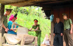 Hai vợ chồng già làng người Mông đến từng nhà vận động người dân không nghe theo lời kẻ xấu