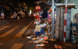 Sau đêm Trung thu, rác ngập khắp phố cổ Hà Nội, công nhân gồng mình dọn dẹp thâu đêm