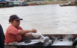 Một cái chợ nổi trên sông Hậu ở An Giang cứ vắng dần, sao khách du lịch vẫn thích đến xem?