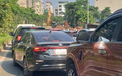 Hà Nội: Đào đường thi công giữa giờ cao điểm gây ùn tắc giao thông