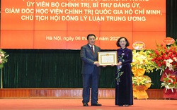 Ủy viên Bộ Chính trị Nguyễn Xuân Thắng nhận Huy hiệu cao quý của Đảng
